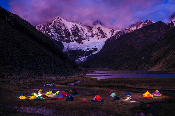 ホワイト・コーディレラ/ペルー/南米のラグーン・ jahuacocha でのベースキャンプでの夕方 - huaraz ストックフォトと画像