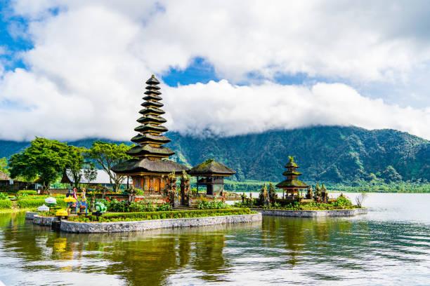 pura beji tunjung ulun danu templo, beratan agua bali - bali indonesia temple travel fotografías e imágenes de stock