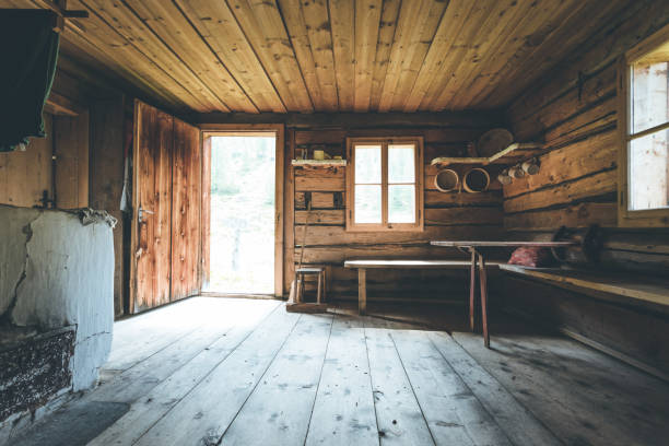 mountain hut in austria: rustic wooden interior - home interior cabin shack european alps imagens e fotografias de stock