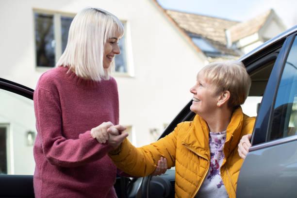 kobieta sąsiad dając starsza kobieta winda w samochodzie - driving senior adult car women zdjęcia i obrazy z banku zdjęć