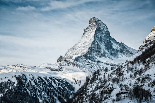 weltberühmter gipfel matterhorn oberhalb der zermatter stadt schweiz, im winter - matterhorn stock-fotos und bilder