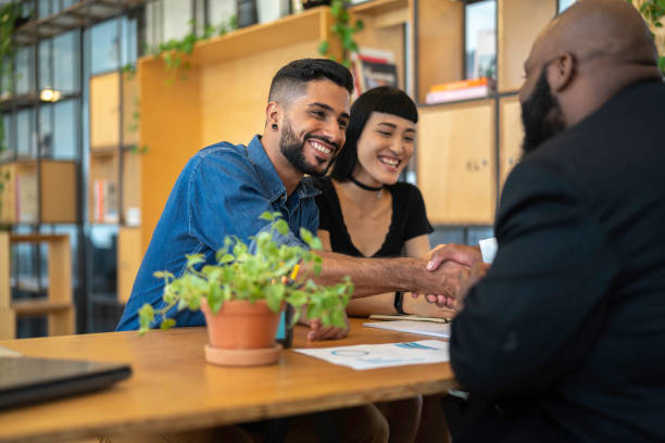 consultor/agente e clientes em um aperto de mão na reunião de negócio - financial occupation business shaking human hand - fotografias e filmes do acervo