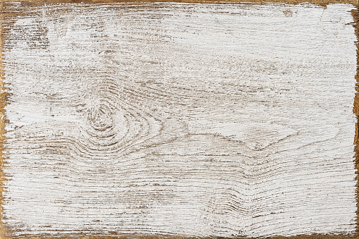 Fondo de tablero de madera de teca texturizado blanco envejecido con mucha textura y grano y un bonito marco de borde de madera desgastado expuesto. photo