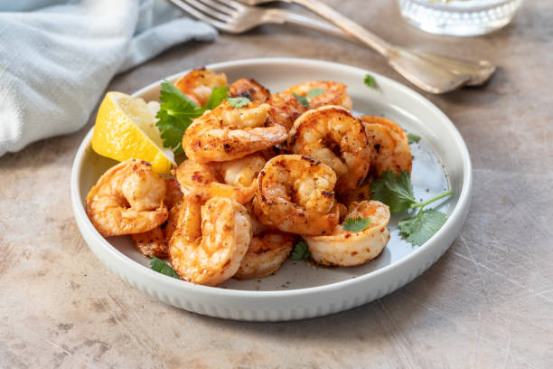 пряный чеснок чили креветки креветки - grilled shrimp стоковые фото и изображения