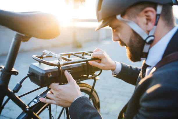 hipster imprenditore pendolare alla creazione di biciclette elettriche in città. - ethnicity cycle professional occupation business person foto e immagini stock