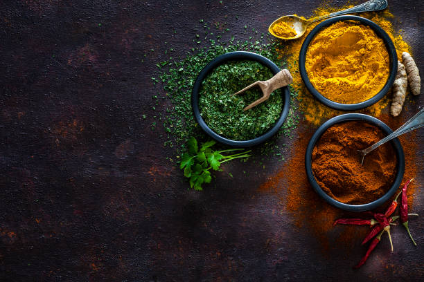 especiarias: cúrcuma, pimenta em pó e salsa seca tiro de cima - chilli powder - fotografias e filmes do acervo