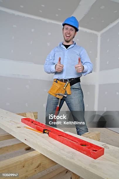 Trabajador Feliz Foto de stock y más banco de imágenes de Placa de yeso - Placa de yeso, Pulgar hacia arriba, 30-34 años