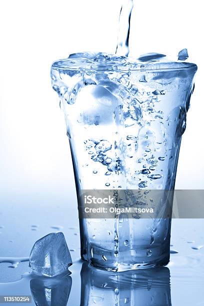 Foto de Água Respinga Em Copo Com Cubos De Gelo e mais fotos de stock de Azul - Azul, Bebida, Bebida alcoólica