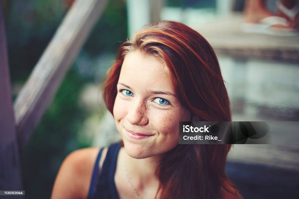 Porträt eines hübschen Teenagers mit rot gefärbten Haaren und blauen Augen - Lizenzfrei Weiblicher Teenager Stock-Foto