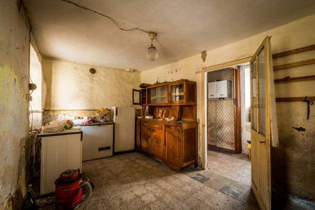 spooky abandoned house interiors - broken window concrete wall imagens e fotografias de stock