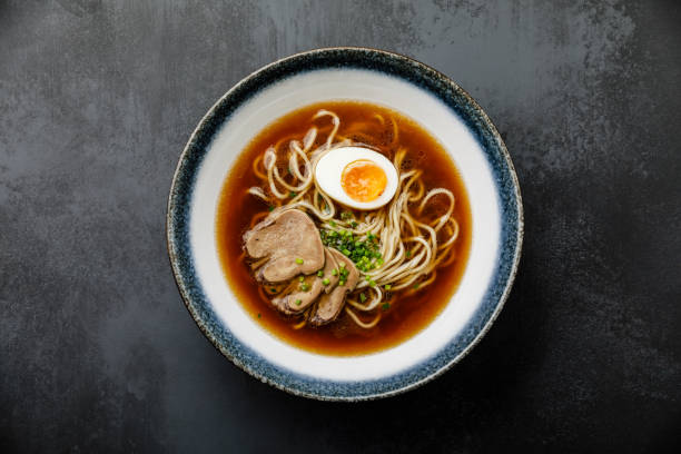 牛肉の舌肉と ajitama のスープで、濃い背景にボウルに卵を漬けたラーメンアジア麺 - ラーメン ストックフォトと画像