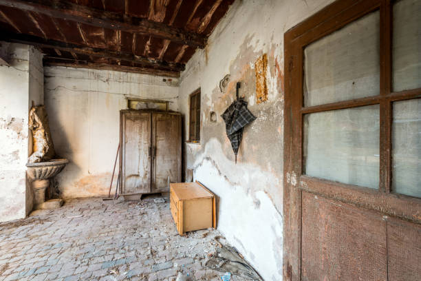 spooky abandoned house exterior - broken window concrete wall imagens e fotografias de stock