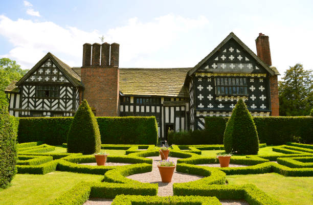 Little Moreton Hall Knot Garden Congleton; Cheshire; England, United Kingdom - June 17 2017 : Little Moreton Hall a moated half-timbered manor house built in the 16th century knot garden stock pictures, royalty-free photos & images