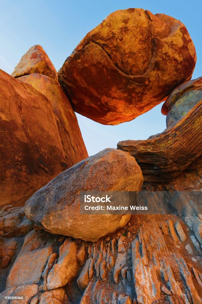 Rocha equilibrada - Foto de stock de Formação rochosa royalty-free