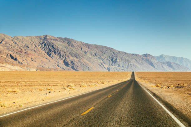 scena autostradale classica nel west americano - panoramic california mountain range southwest usa foto e immagini stock