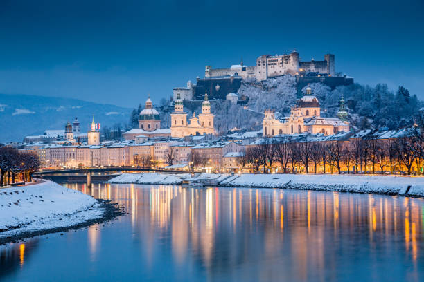 зальцбург старый город в сумерках зимой, австрия - salzach river стоковые фото и изображения