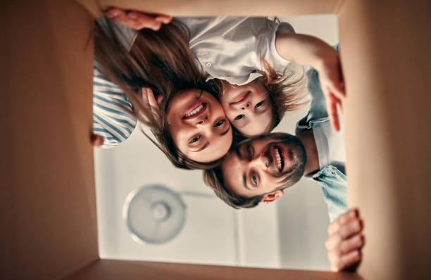 family on moving day - moving house apartment couple box imagens e fotografias de stock