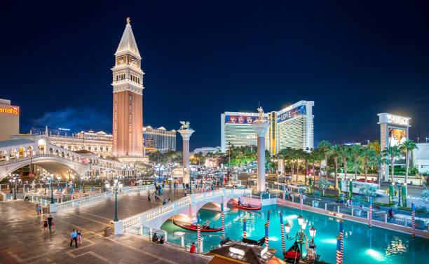 las vegas strip z wenecki resort hotel oświetlony w nocy, nevada, usa - las vegas metropolitan area skyline panoramic the las vegas strip zdjęcia i obrazy z banku zdjęć