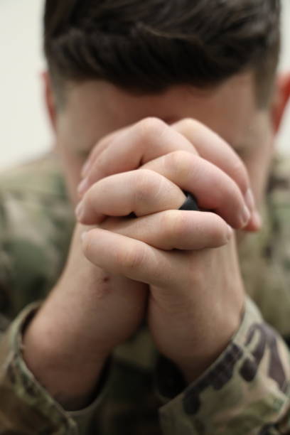 soldado que praying preto e branco - war symbols of peace conflict army - fotografias e filmes do acervo