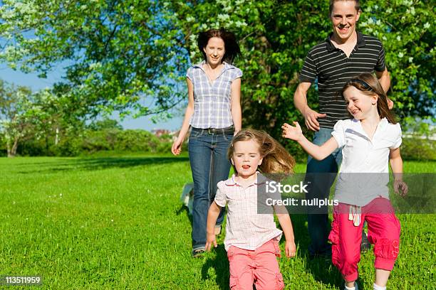 Rodziny W Parku - zdjęcia stockowe i więcej obrazów Biegać - Biegać, Cztery osoby, Córka