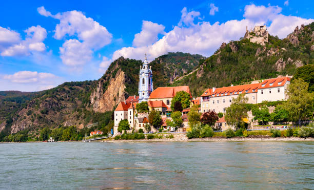 la ville médiévale de dürnstein le long du danube dans la pittoresque vallée de la wachau, site classé au patrimoine mondial de l'unesco, en basse-autriche - danube valley danube river vineyard austria photos et images de collection