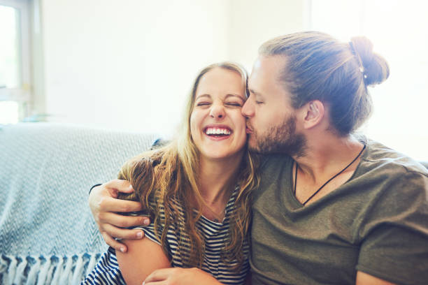 você nunca pode ter muitos beijos - house kissing women residential structure - fotografias e filmes do acervo