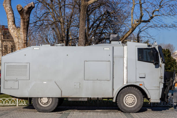 vehículo policial de cañones de agua para eventos sociales y control de disturbios - cañón de agua fotografías e imágenes de stock