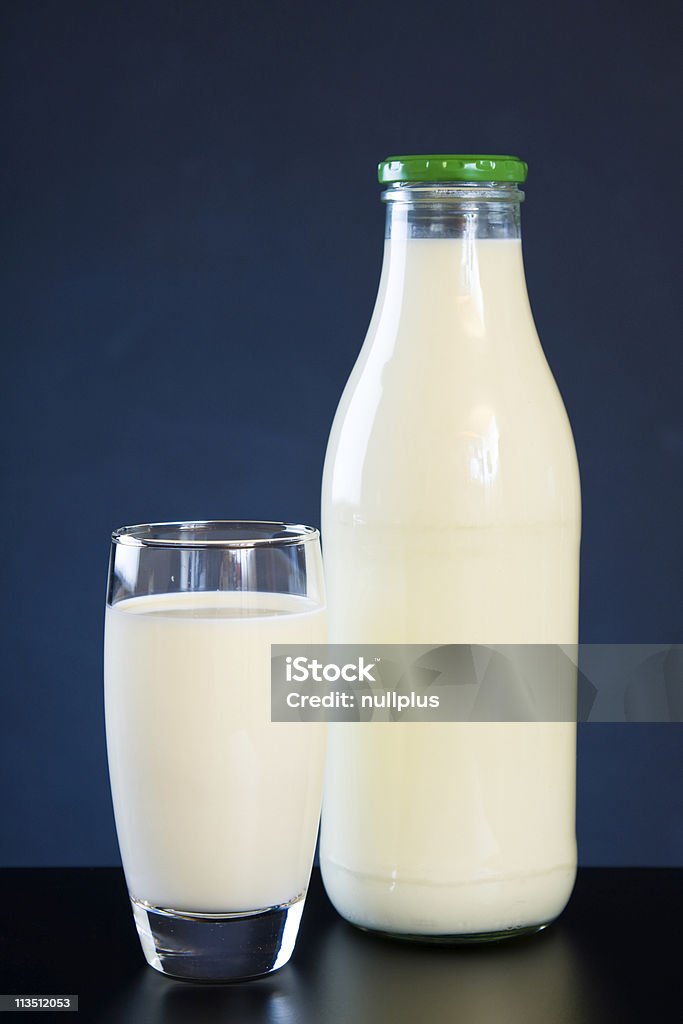 Verre et Bouteille de lait - Photo de Aliments et boissons libre de droits