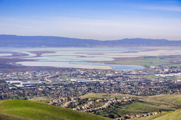 カリフォルニア州サウスサンフランシスコベイエリアの空中風景 - salt pond ストックフォトと画像