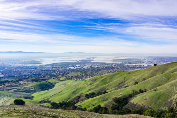 vista panoramica verso la baia sud di san francisco dal parco della contea di ed levin, milpitas & san jose, california - salt pond foto e immagini stock