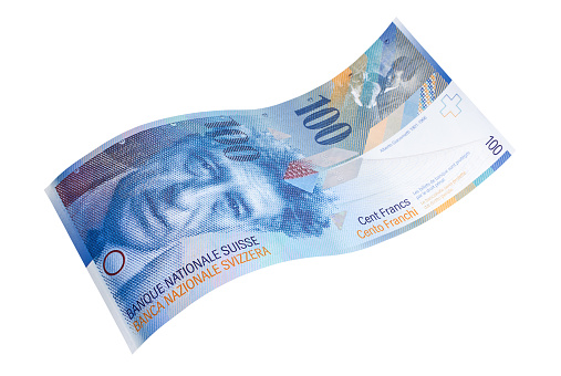 Billete curvado de los cien francos suizos sobre superficie blanca photo