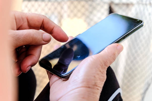 istock Old woman and smartphone 1135125365