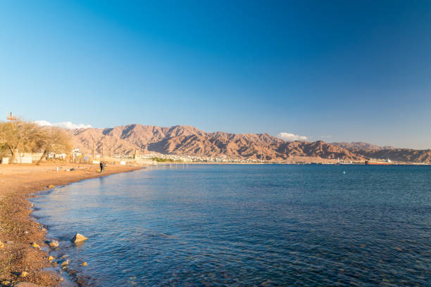 beach near the border with jordan. - gulf of aqaba imagens e fotografias de stock