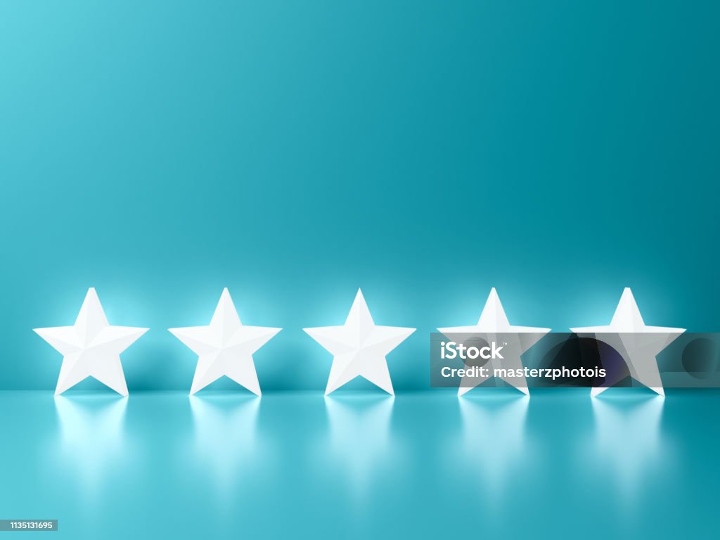 Cinco estrellas brillantes de pie en verde azul color pastel fondo de la pared con reflejos y sombras renderizado 3D - Foto de stock de Premio libre de derechos