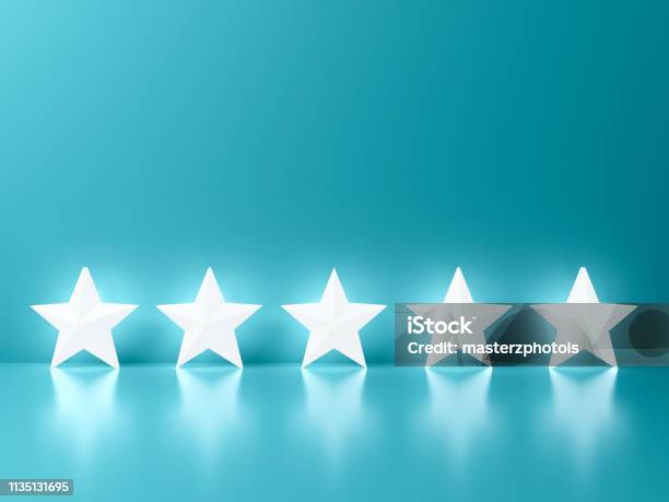 Cinco Estrellas Brillantes De Pie En Verde Azul Color Pastel Fondo De La Pared Con Reflejos Y Sombras Renderizado 3d Foto de stock y más banco de imágenes de Premio