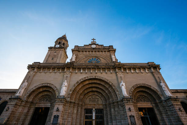 собор манилы в интрамуросе, филиппины - manila cathedral стоковые фото и изображения