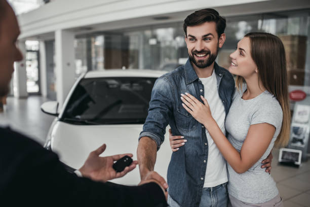 couple w: car dealership - car car rental car dealership key zdjęcia i obrazy z banku zdjęć