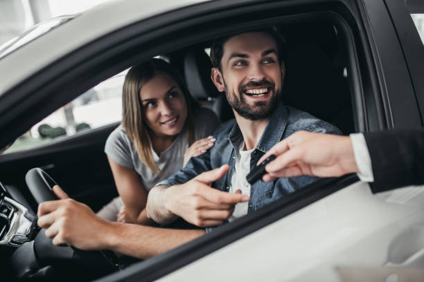 couple w: car dealership - car car rental car dealership key zdjęcia i obrazy z banku zdjęć