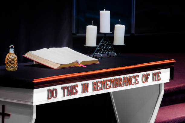 стол причастия с библией и свечами в христианской церкви - communion table стоковые фото и изображения