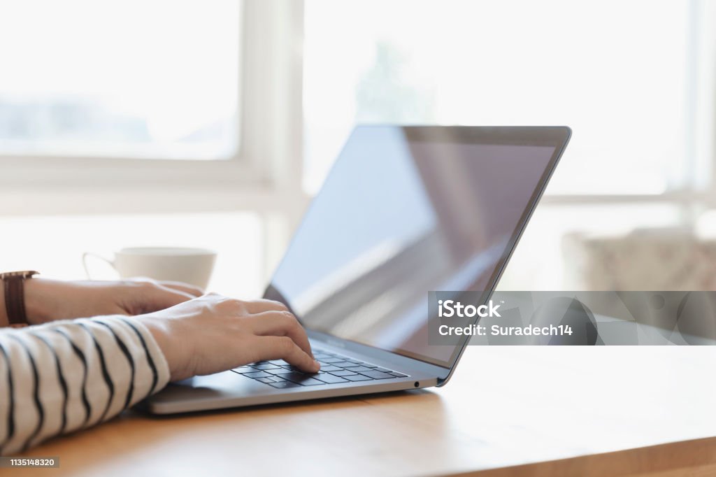 Donne che usano il laptop con schermo vuoto a tavola in ufficio. - Foto stock royalty-free di Computer