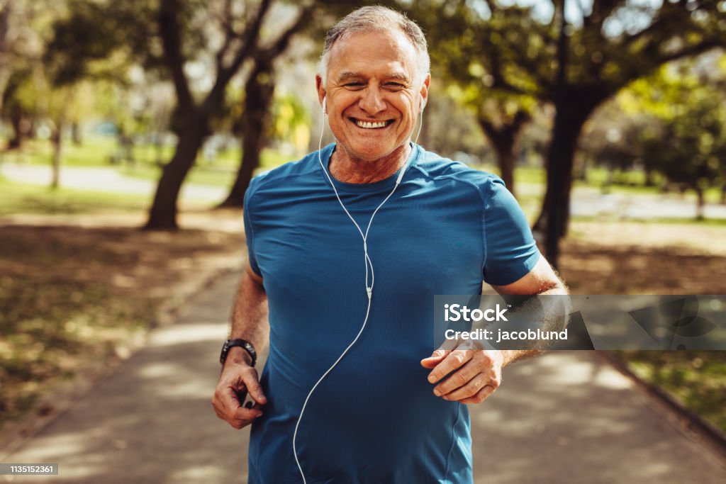 Seniorenmann, der sich für gute Gesundheit einsetzt - Lizenzfrei Männer Stock-Foto