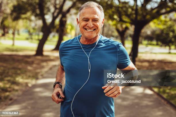 Seniorenmann Der Sich Für Gute Gesundheit Einsetzt Stockfoto und mehr Bilder von Männer