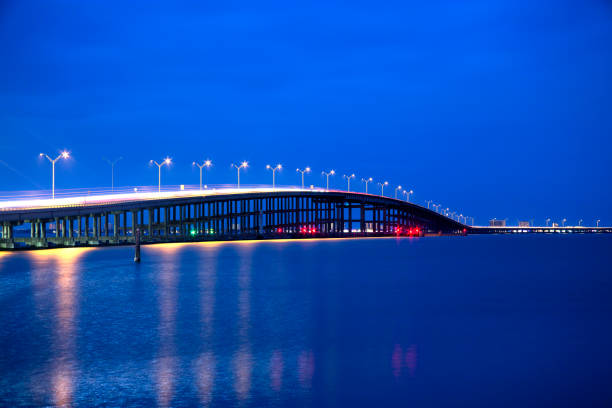 puente conmemorativo de la reina isabel en la hora azul desde port isabel, texas - carretera sobre agua fotografías e imágenes de stock