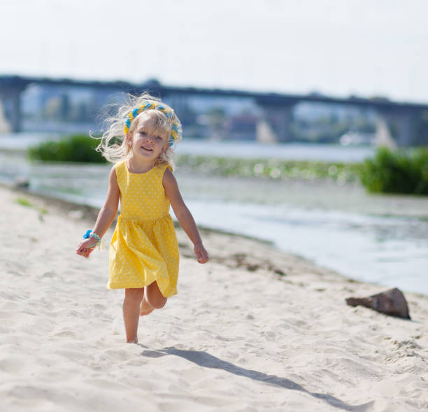 istock Little girl on the beach 1135154304