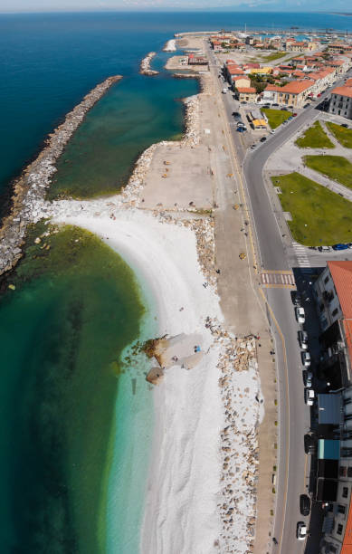 marina di pisa, toscana. vista aerea panoramica verticale della bellissima costa nella stagione estiva - marina di pisa foto e immagini stock