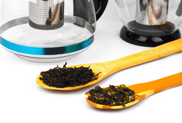 istock Spoons of black, green tea 1135156689