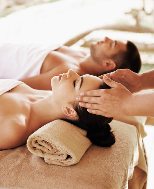 couple having outdoor hot stone therapy - lastone therapy spa treatment health spa massaging imagens e fotografias de stock