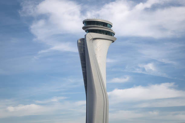 torre di controllo del traffico aereo del nuovo aeroporto di istanbul - air traffic control tower foto e immagini stock