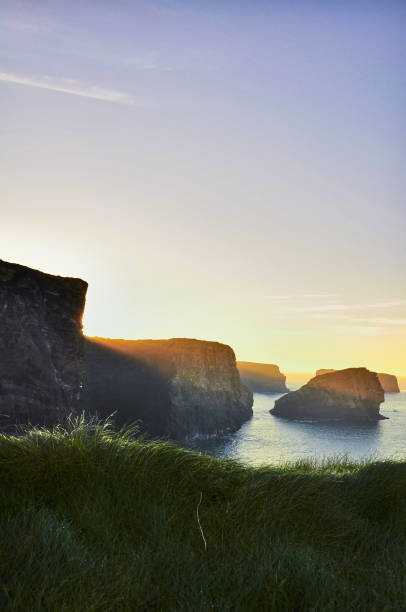 sunny cliffs of kilkee in ireland county clare sunset. tourist destination - kilkee imagens e fotografias de stock