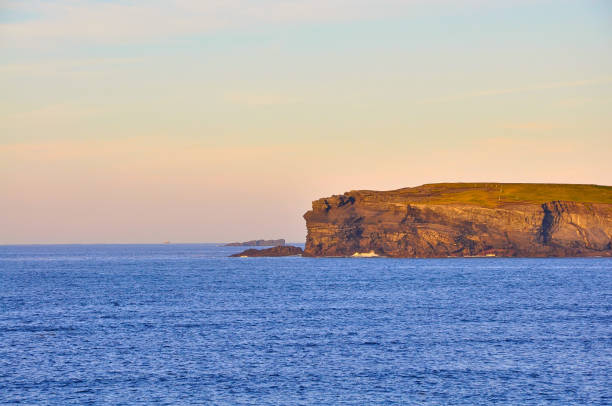 sunny cliffs of kilkee nella contea irlandese clare sunset. destinazione turistica - kilkee foto e immagini stock